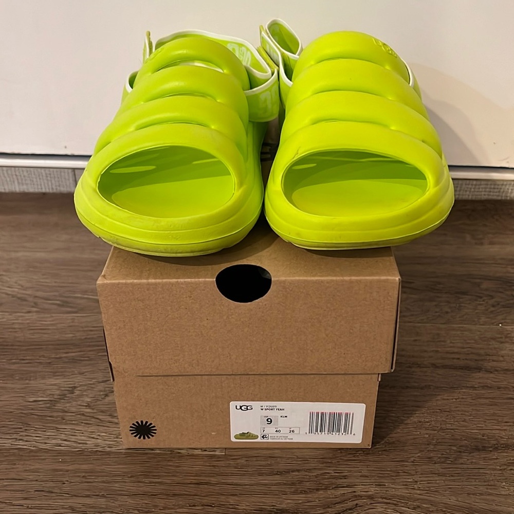 Women’s Ugg
Lime green 
Sport yeah 
Size 9